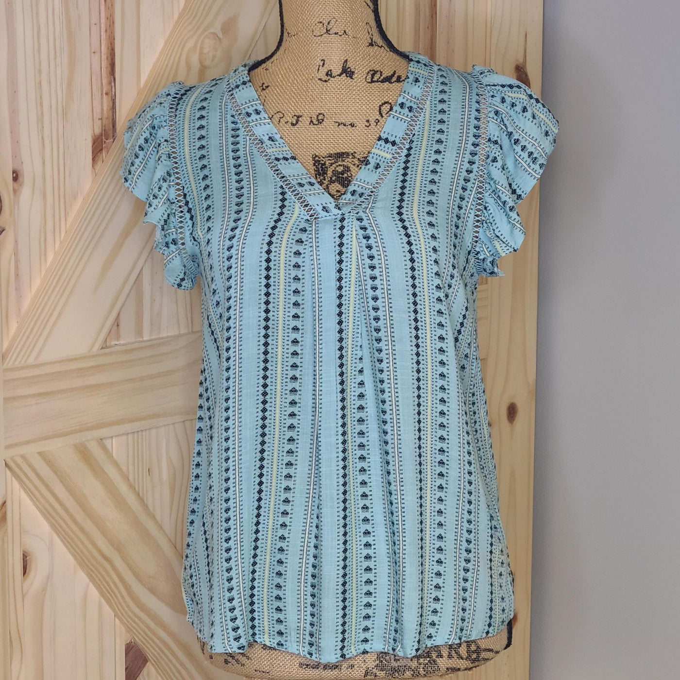 Lightweight V-neck w/ Ruffled Sleeves
