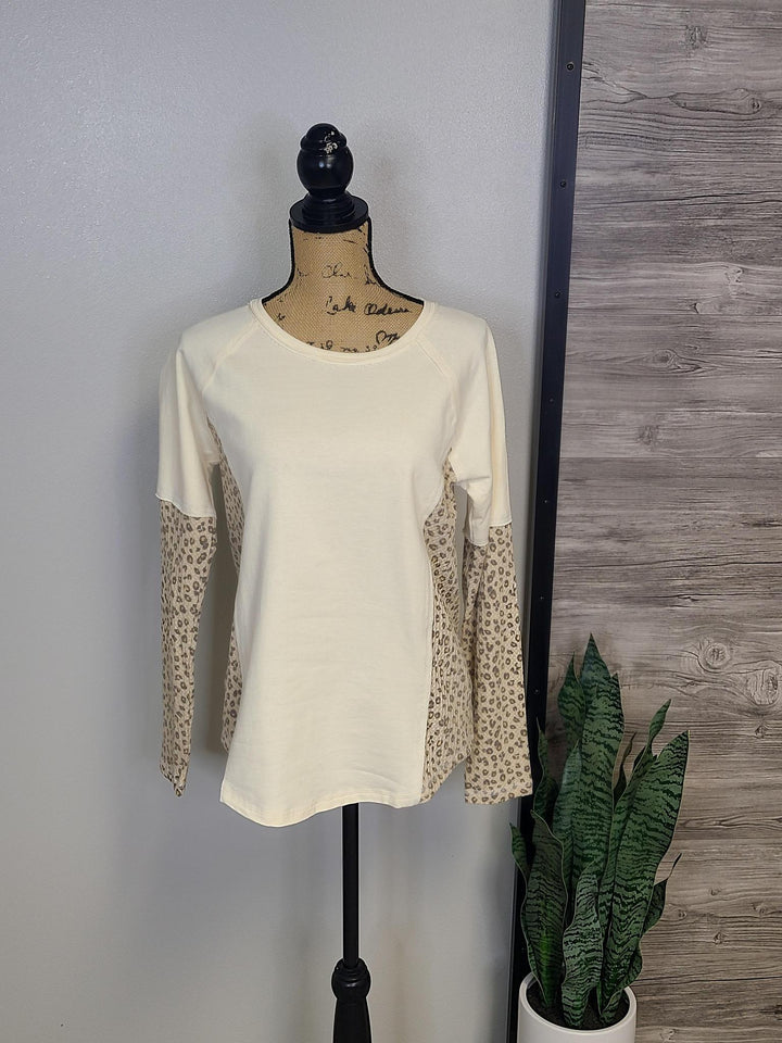 Leo Print Mix Round Neck Raglan Top